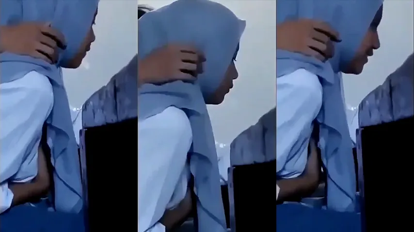 Remas Toket Pacar Hijab di Kelas